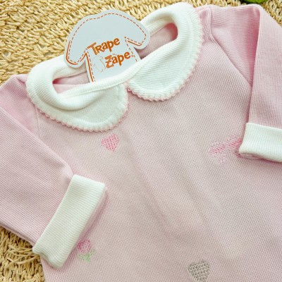  Macacão Tricotil (Tricot 100% Algodão) com Gola e Bordado - Rosa Laço e Flores de Corações 
